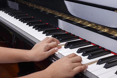 男孩手握钢琴键娱乐手指艺术孩子音乐会韵律旋律钥匙艺术家教育图片