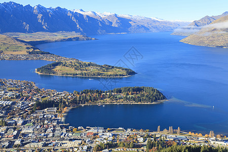 新西兰奎恩斯敦的空中景象港口交通蓝色晴天风景村庄反射城市建筑森林图片