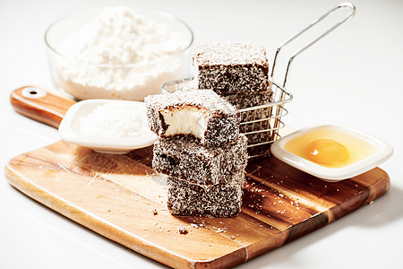 椰子蛋糕拉明顿斯集团铺张浪费蛋糕美味面粉派对甜点椰子诱惑巧克力背景