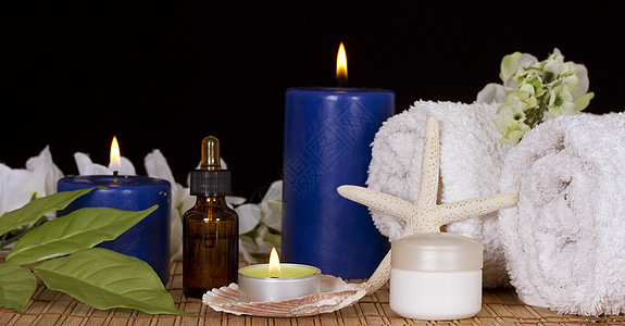 在烛光下进行温泉处理的食用设备瓶子平衡火焰烛台草本植物浴室花瓣药水护理洗澡图片