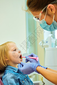 牙医办公室的病人有点小眼镜访问口腔科矫正金发成人卫生男性孩子女士图片
