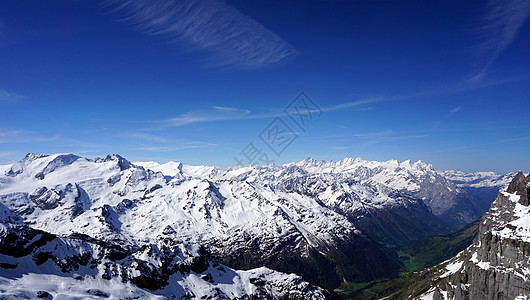 三角形雪山组合Engelberg的Titlis雪山背景