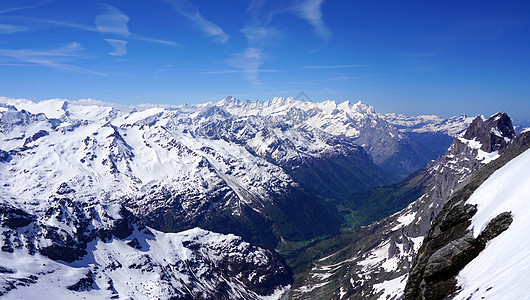 三角形雪山组合蒂特里斯河谷雪山风景背景