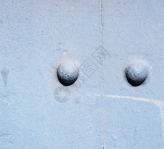 伦敦古董门的蓝色手柄 生锈铜钉和铁门把手房子安全文化装饰品黄铜城市建筑建筑学入口图片