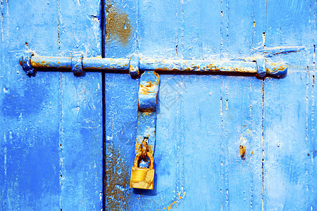 在非洲 旧的木头外墙房屋和建筑学安全建筑挂锁入口出口锁孔保障钥匙螺栓图片
