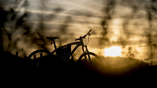 日落光照亮的山地自行车休丽叶图片