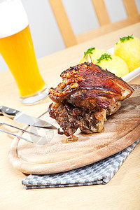巴伐利亚烤猪肉盘的细细细节乡村胡椒猪肉烹饪关节木板啤酒盘子美味食物图片