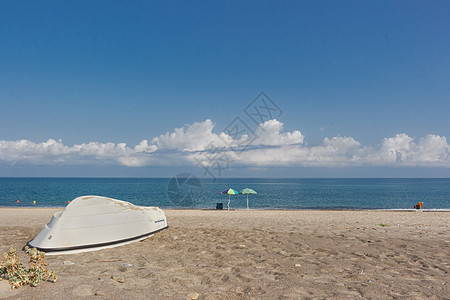 海滩上的船旅行假期天空白色木头黄色海洋蓝色太阳红色图片