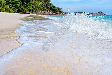 泰国西米兰国家公园的海滩和海浪热带海洋支撑风景天空旅游冲浪景点海景蓝色图片