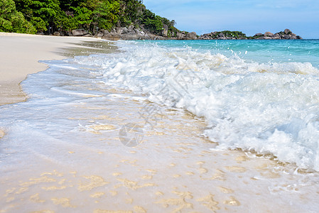 泰国西米兰国家公园的海滩和海浪旅行海洋天空旅游风景假期热带泡沫冲浪海景图片