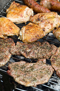 战斧牛排在烤架上用美味的烤肉烧烤花园香肠用餐火焰草本植物美食牛肉牛扒羊肉派对背景