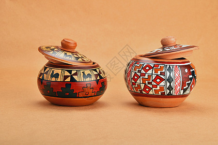 两个油漆的手工制陶瓷锅 在克拉夫纸上盖盖盖历史性工艺装饰异国血管艺术工匠陶器风格牛皮纸图片