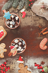 圣诞节的热巧克力辣巧克力桌子季节花环食物甜点棉花松树糖果杯子肉桂图片