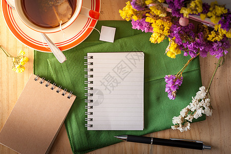 喝咖啡场景木制桌上用笔作笔记木头饮料文档商业笔记本记录职场软垫杂志场景背景
