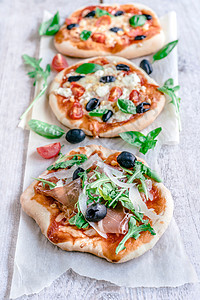 微型披萨食物西红柿美食美味火箭烹饪风格佳肴面包火腿图片