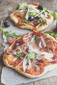 Prosciutto 微型比萨饼火腿餐厅披萨意大利语食物食谱美食菜单西红柿摄影图片