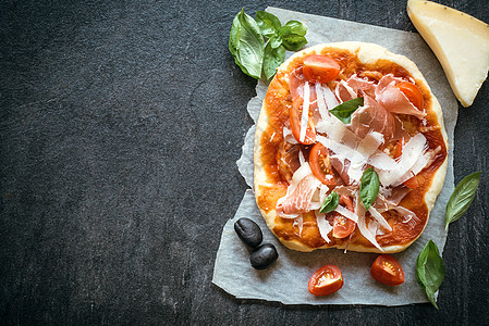 Prosciutto 微型比萨饼菜单美味火腿西红柿风格美食佳肴乡村午餐餐厅图片