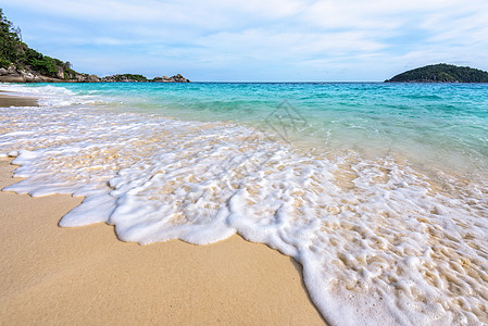 泰国西米兰国家公园的海滩和海浪旅游热带冲浪景点风景天空海景海洋旅行蓝色图片