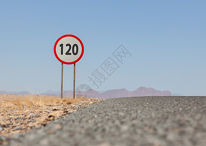 纳米比亚一条沙漠公路上限速标志纳米布手表柏油沥青国家衬套圆形速度丘陵极限图片