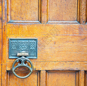红色铜钉和光亮的黄铜制铜甲木头建筑学装饰品艺术入口文化房子城市金属安全图片