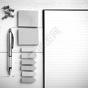 带有办公室用品的注纸黑白色颜色风格Name教育白色笔记空白夹子学校软垫贴纸铅笔学习图片