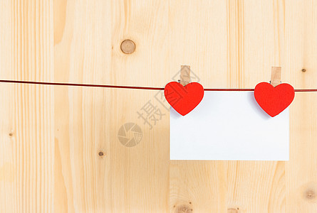 婚礼卡片2个装饰红心胸和挂在木本上的贺卡 情人节的概念; 彩礼日概念背景