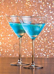 杯上加冰的新鲜蓝色鸡尾酒杯玻璃派对舞蹈金子液体酒吧奢华庆典背景桌子图片