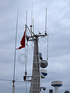 一艘游艇上的雷达和通讯塔卫星金属全球收音机电子产品血管甲板桅杆航海运输图片