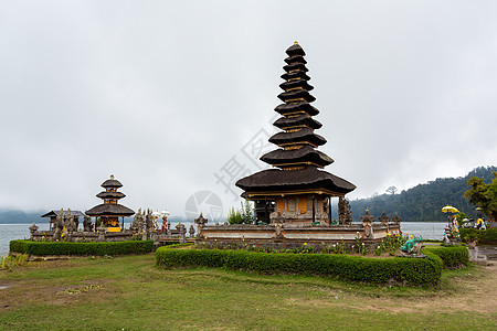 巴厘岛Beratan湖上的水塔石头建筑学旅行蓝色文化上帝寺庙地标精神山脉图片