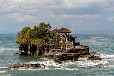 印度尼西亚巴厘岛海边游客日落石头宗教旅行海浪悬崖崇拜建筑学传统图片