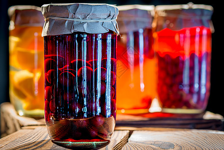 在一个自制的玻璃罐子里装满樱桃图片