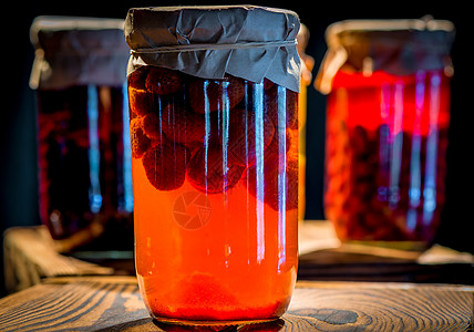 在一个自制的玻璃罐子里盛满草莓图片
