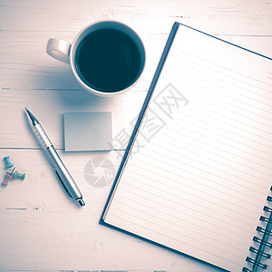 笔纸和咖啡杯陈年风格笔记办公室日记职场工作杯子电脑木头白色教育图片