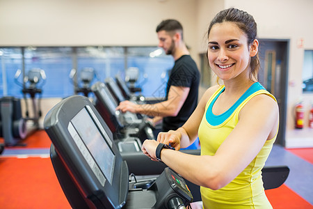 一对夫妇一起使用跑步机肌肉女士健身房跑步调子女性锻炼快乐运动智能图片