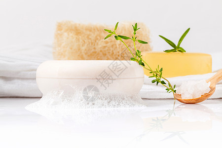 白浴巾上的草药香水肥皂棒 上面有百孔 玫瑰和洗发水液体卫生治疗洗澡温泉肥皂身体化妆品浴室图片
