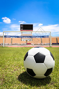 足球在球门前中心操场乐趣游戏草地锦标赛运动团队白色场地图片