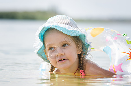 深思熟虑的四年女孩在河里洗澡图片