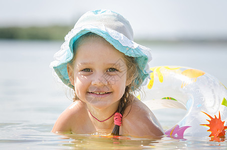 四岁女孩在河里洗澡快乐图片