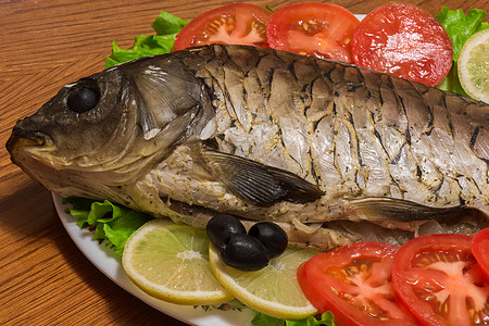 鱼盘上的鱼沙拉骨头食物薯条鲤鱼背景图片