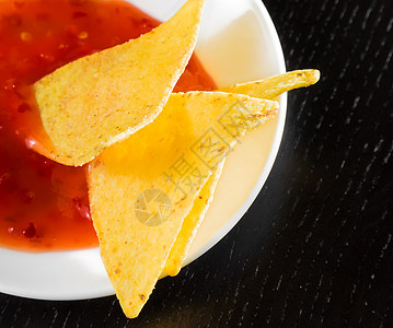 美味的脆玉米片 配上辛辣的番茄酱 作为小吃或白盘开胃菜图片