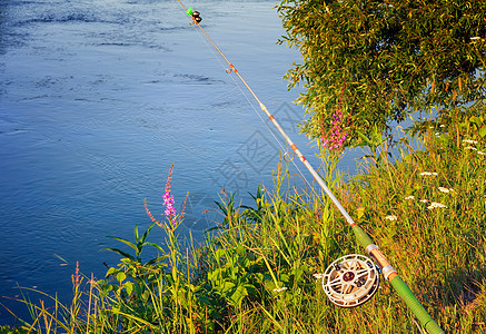 在河里钓鱼的渔具纺纱英语齿轮底端工具海滩海岸线垂钓者渔夫闲暇图片