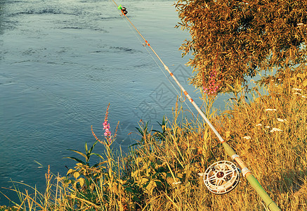 在河里钓鱼的渔具物体渔夫闲暇工具垂钓者爱好英语鲤鱼海岸线钓竿图片