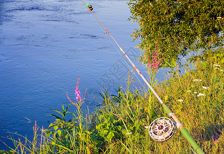 在河里钓鱼的渔具英语爱好闲暇海滩钓竿齿轮运动物体海岸线娱乐图片
