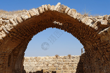 约旦Kerak城堡古老石块拱门和墙壁图片