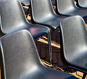 依欧洲语背景黑色纹理中的空席位长椅运动塑料摄影体育场人行道音乐椅子站立团体图片
