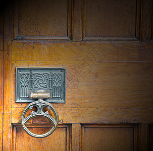 红色铜钉和光亮的黄铜制铜甲建筑入口金属建筑学戒指文化安全城市艺术门把手图片