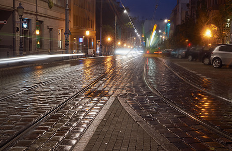 晚上在科布石街的一条电车轨图片