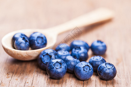 天然新鲜蓝莓缝合蓝色甜点水果浆果小吃团体营养饮食食物木头图片