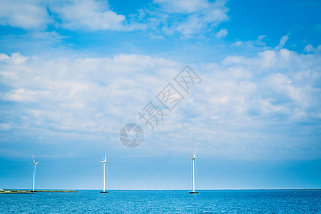 蓝色海洋中的风车图片