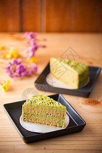 木制桌上的绿色茶蛋糕抹茶美食咖啡店营养糕点甜点场景食物奶油烹饪图片